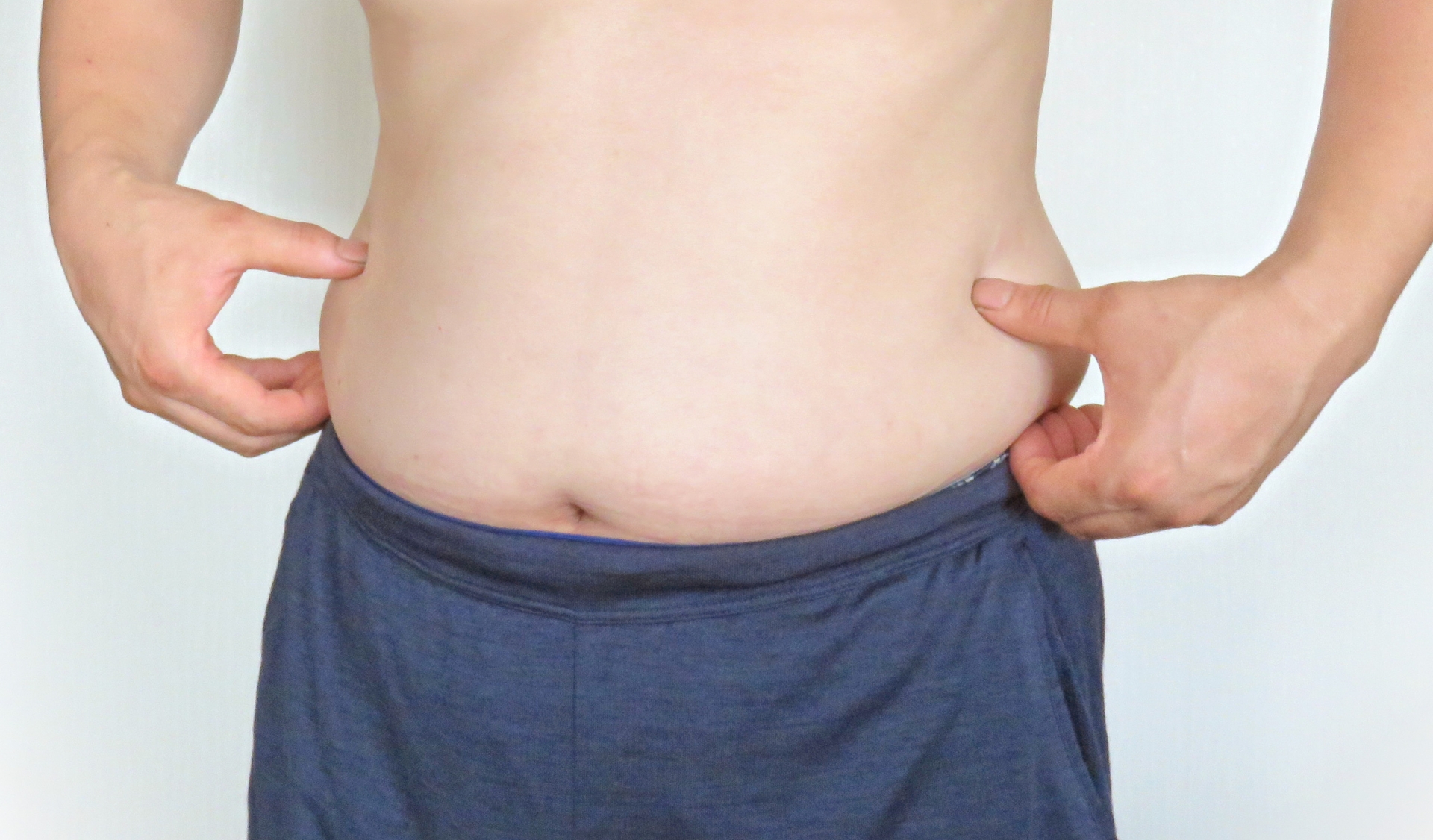 浮き輪肉を落とす方法を男女別に解説!簡単ストレッチや筋トレで寝ながら&立ったまま痩せる方法