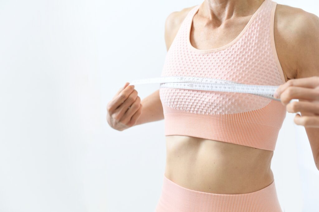 胸を残して痩せるには筋トレやジムが必須？有酸素運動や食べ物まで胸痩せしない方法を紹介